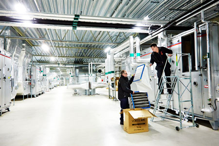 1 000 kvadratmeter. Så stort är köpcentrets fläktrum, där Dan Jönsson och Bengt Gärdqvist hjälps åt att byta ut ett fläktfilter. 