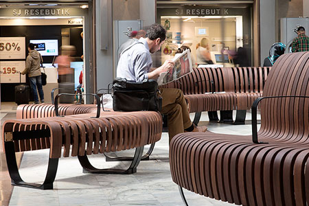 Nya ”liggovänliga” bänkar på Stockholms ­Centralstation.