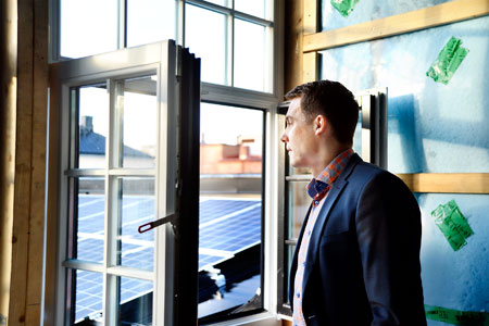 Ett av bolagen, Be:Energy, driver en solcellspark. Självklart har Matt ias Stjernström satsat på solel även på det egna kontoret. Foto: Ulf Lodin