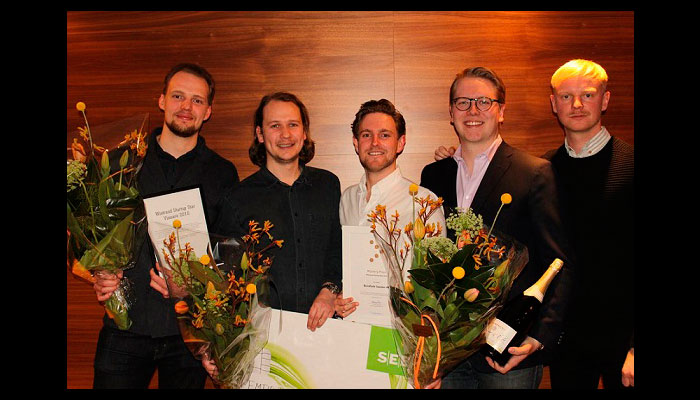 Glada vinnare. Teamet bakom säkerhetsappen Buildsafe tar emot priset för årets bästa affärsidé i tävlingen Wistrand Startup Star. Foto: Wistrand.