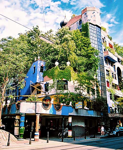 Huset Hundertwasser i Wien, som inspirerat det kommande projektet i Stockholm, är en av Österrikes största sevärdheter. Foto: Ilica Lucian