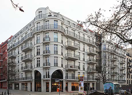 Michael Diamant, medlem Arkitekturupproret – Palais KolleBelle, ett bostadshus byggt 2009 i hjärtat av Berlin. Byggnaden tillför gatan äkta kvartersstruktur och en levande miljö. Trots den höga kvaliteten har inte byggkostnaderna varit särskilt höga, nypris för en fyrarummare var cirka tre miljoner. Man har invändigt tänkt flexibelt där hyresgäster erbjuds individuella lösningar. Det är enkelt och realiserbart även i Sverige.